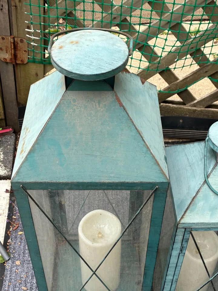 Outdoor cast iron lanterns with battery operated candles - photo 2
