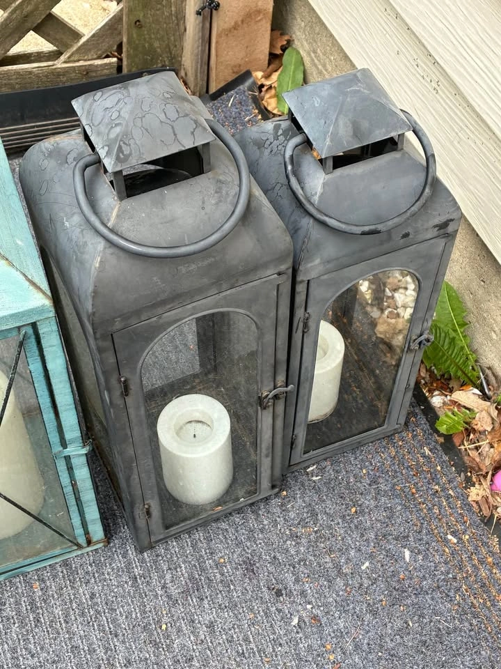 Outdoor cast iron lanterns with battery operated candles - photo 4