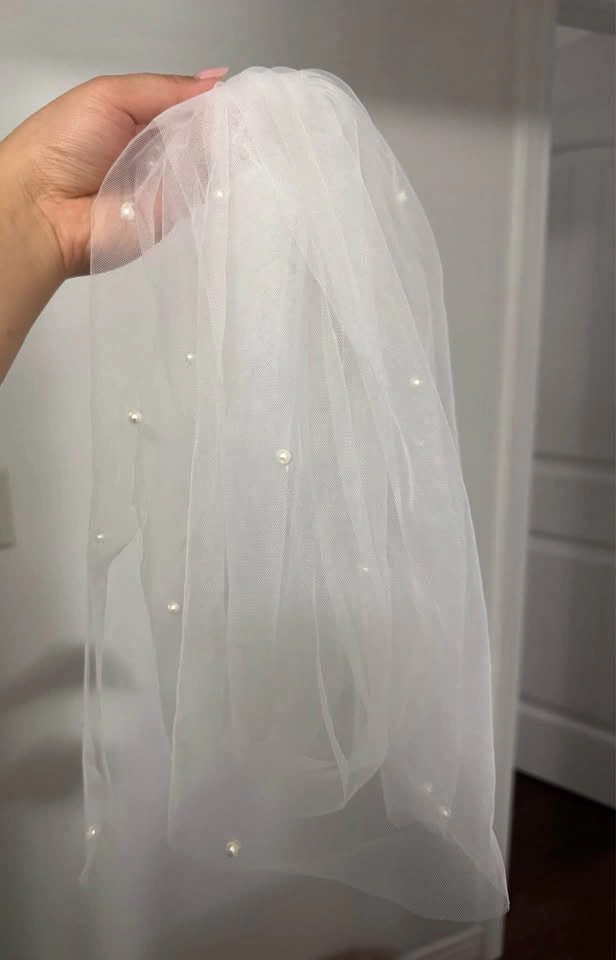 Pearl beaded mini veil