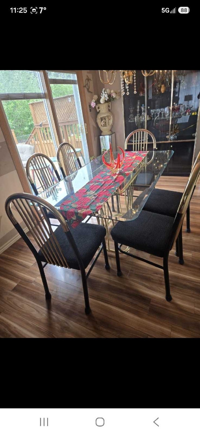 Elegant Dining Room Glass Table Top with Six Chairs
