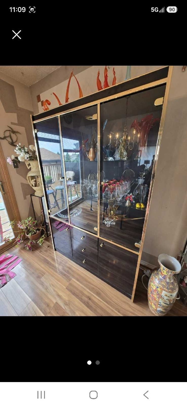 Elegant China Cabinet Featuring Glass Doors & Interior Light - photo 2