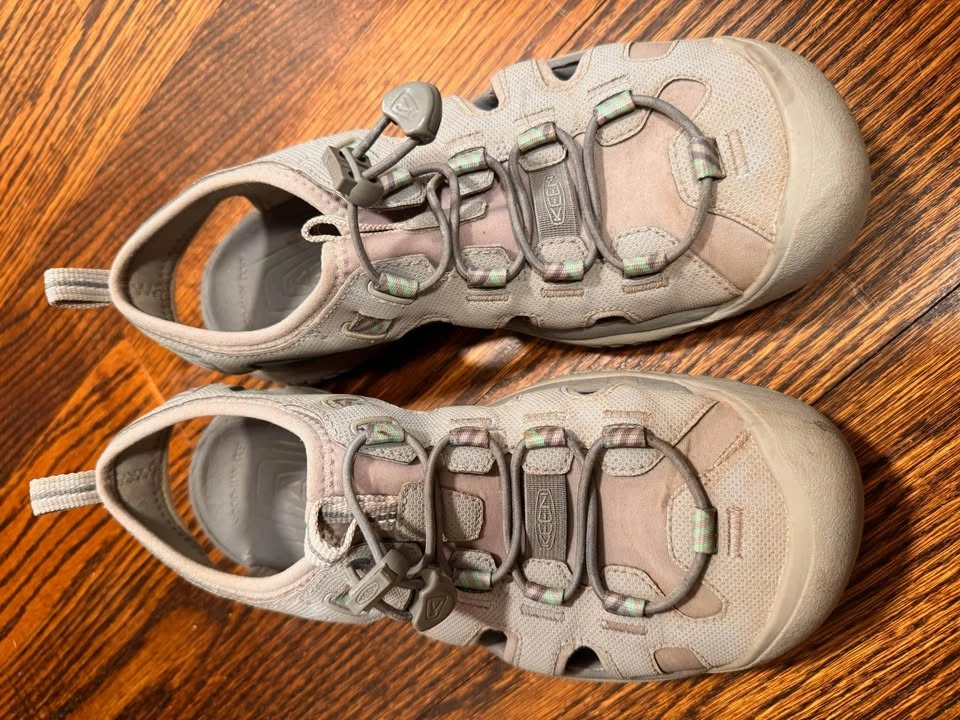 Lush Spa kit, slippers, hiking shoes - photo 4