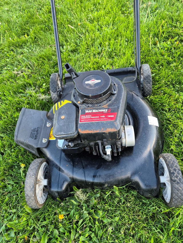 Gas lawnmower 21'' cut yard machines 4.5HP black - photo 2