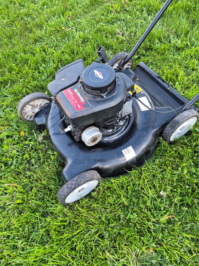 Gas lawnmower 21'' cut yard machines 4.5HP black - photo 3