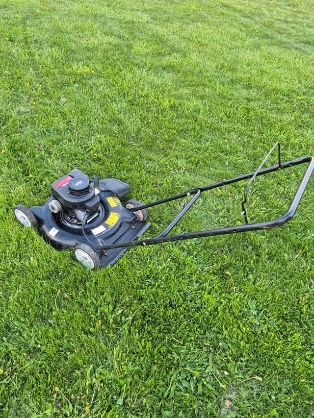 Gas lawnmower 21'' cut yard machines 4.5HP black - photo 4