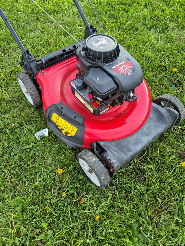 Gas lawnmower 21'' cut yard machines 5HP red - photo 3