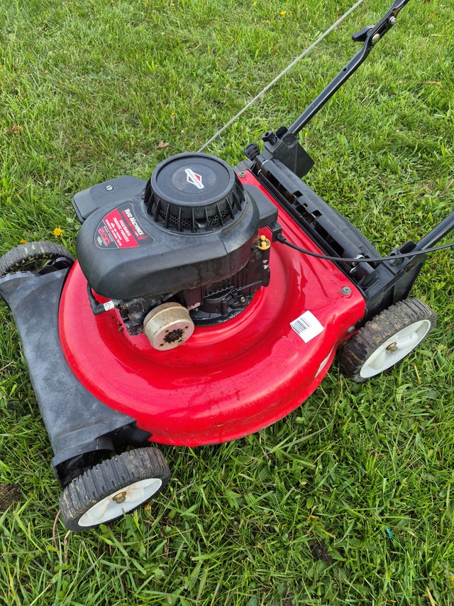 Gas lawnmower 21'' cut yard machines 5HP red - photo 4