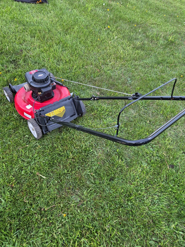Gas lawnmower 21'' cut yard machines 5HP red - photo 5