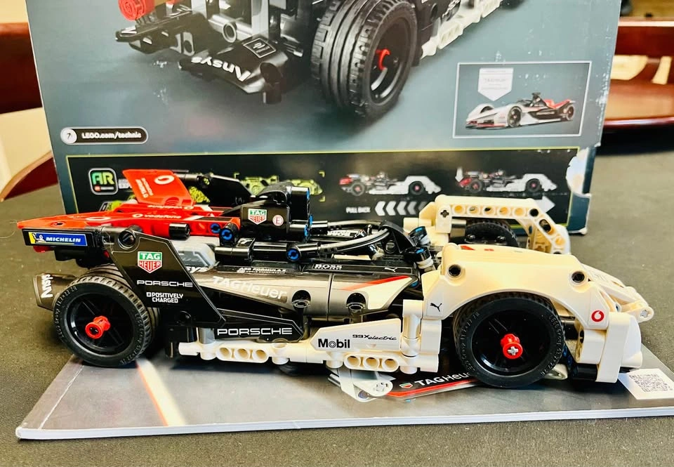 LEGO Technic Formula E Porsche 99X (42137) - Complete Set - photo 3