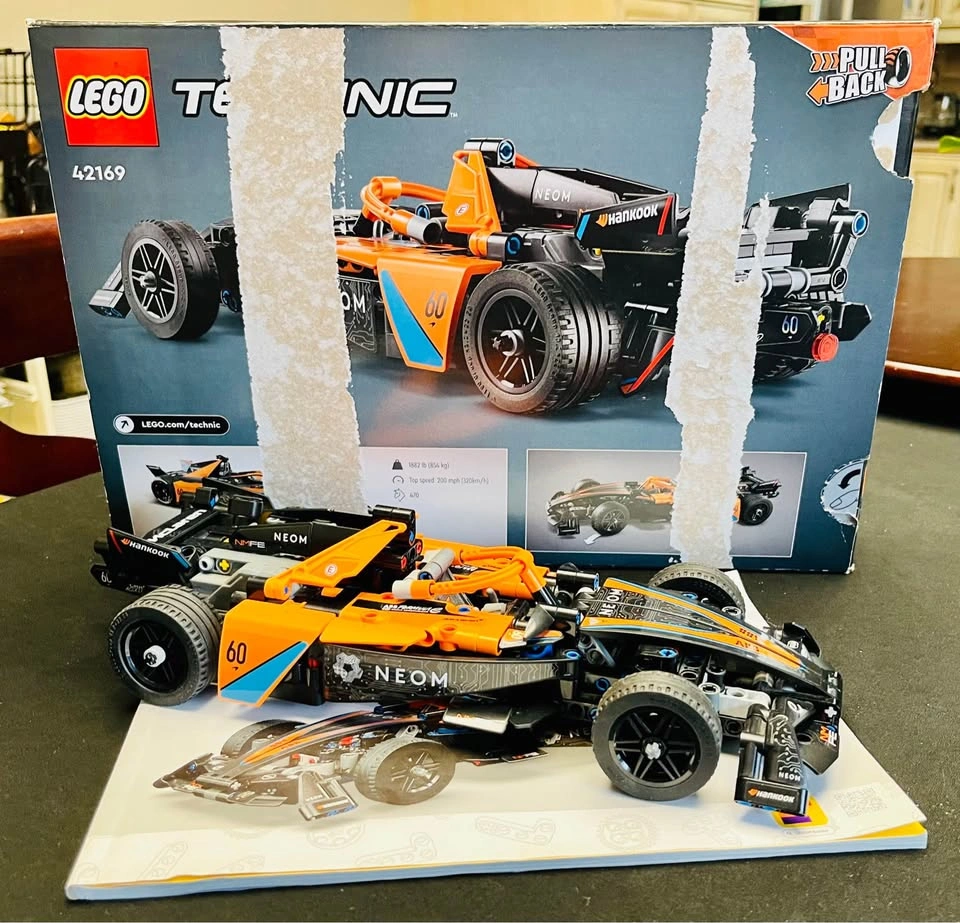 LEGO Technic NEOM McLaren Formula E Team (42169) - photo 2