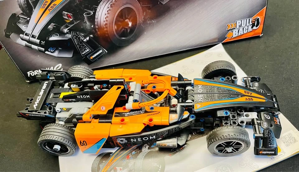 LEGO Technic NEOM McLaren Formula E Team (42169) - photo 3