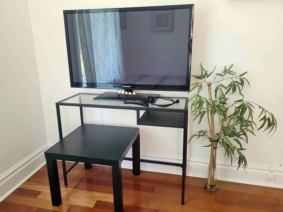 43" Samsung TV with original remote