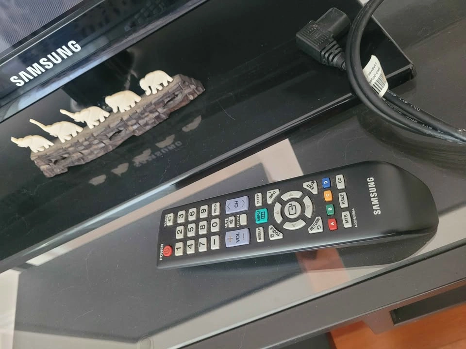 43" Samsung TV with original remote - photo 2