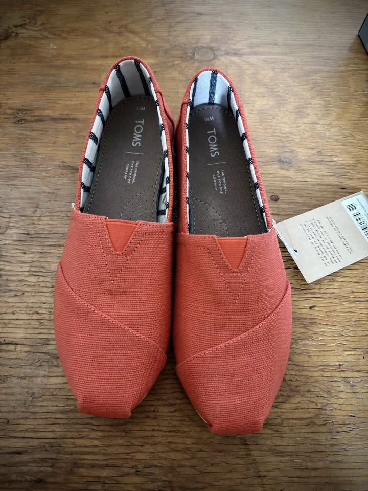 TOM's Cherry Tomato Heritage Canvas - Women's Size 10