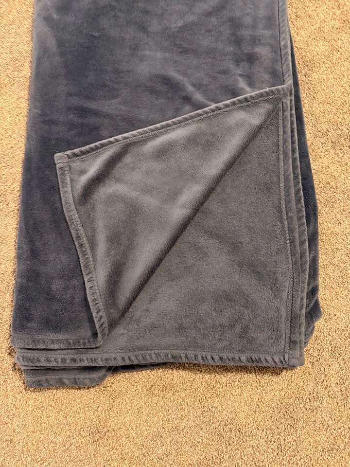 Soft Fleece Blanket – all 3 together -$30 or 15$ each - photo 2