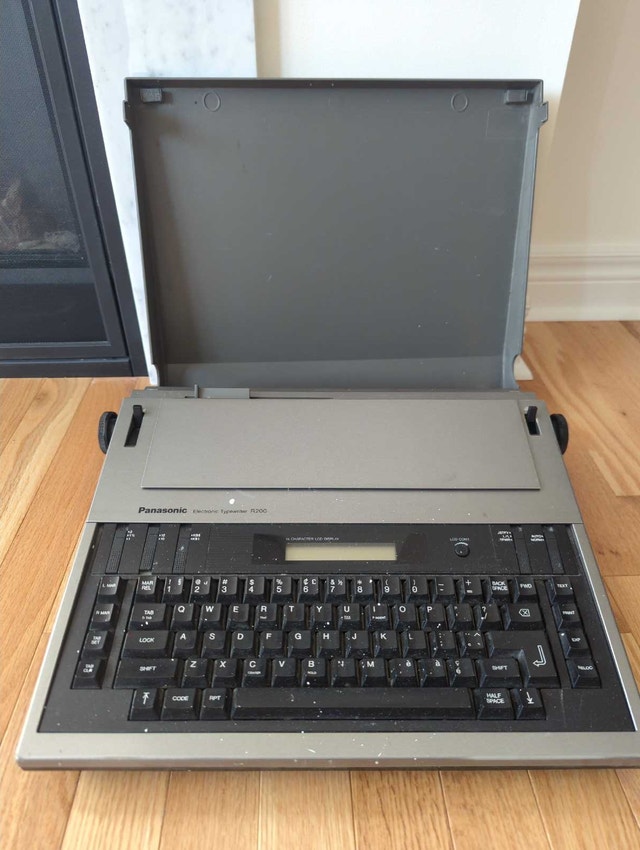 Panasonic Electronic Typewriter R200