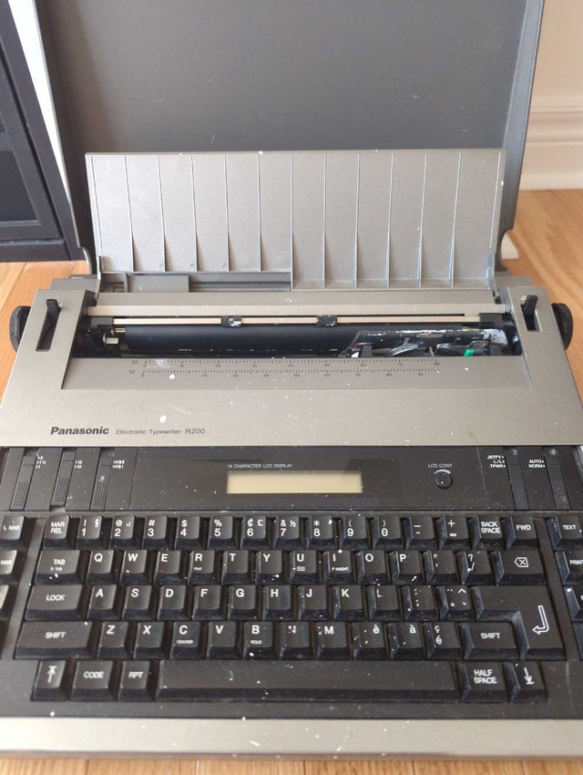 Panasonic Electronic Typewriter R200 - photo 2