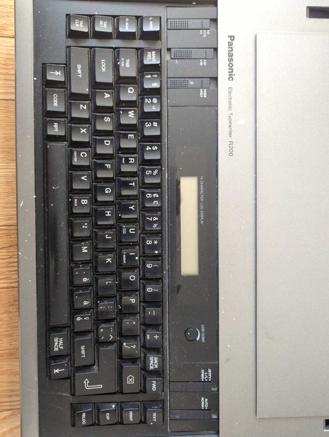 Panasonic Electronic Typewriter R200 - photo 3