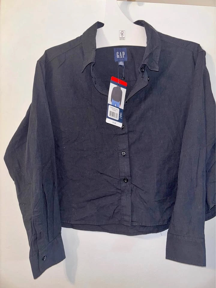 GAP Black Cropped Button Up Shirt M/M
