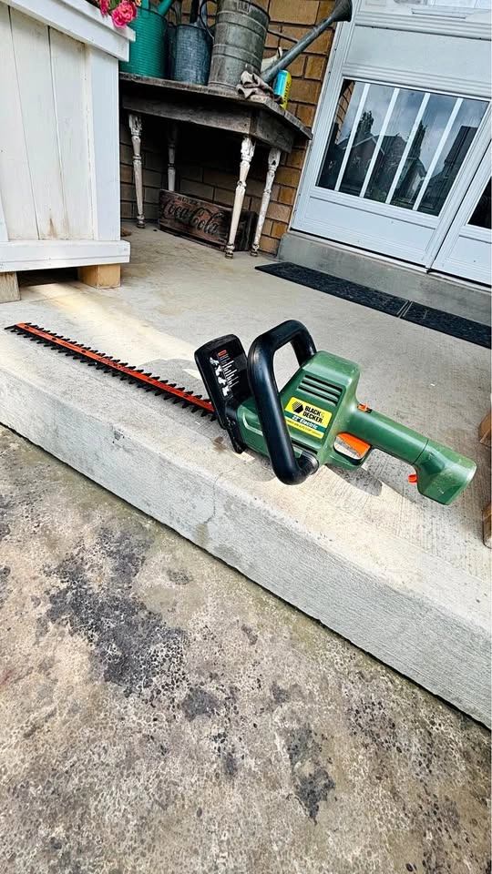 Black&Decker 22 inch Hedge Trimmer (corded electric)