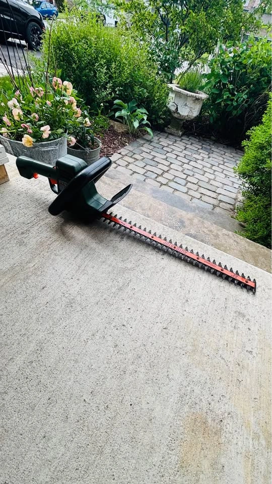 Black&Decker 22 inch Hedge Trimmer (corded electric) - photo 2