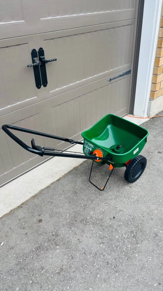 Scott’s Broadcast Spreader - photo 2