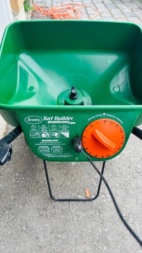 Scott’s Broadcast Spreader - photo 3