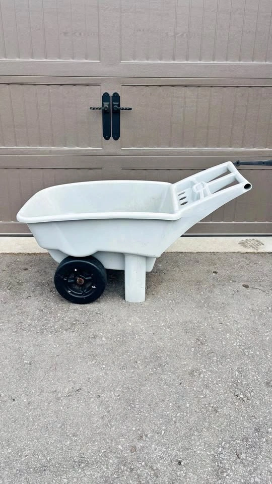 Rubbermaid Poly Garden Cart