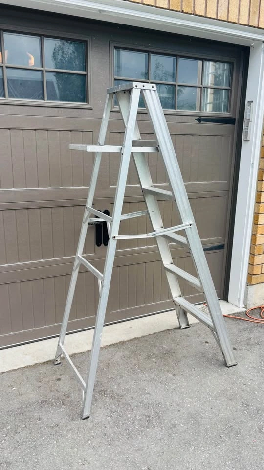 6ft aluminum step ladder - photo 2