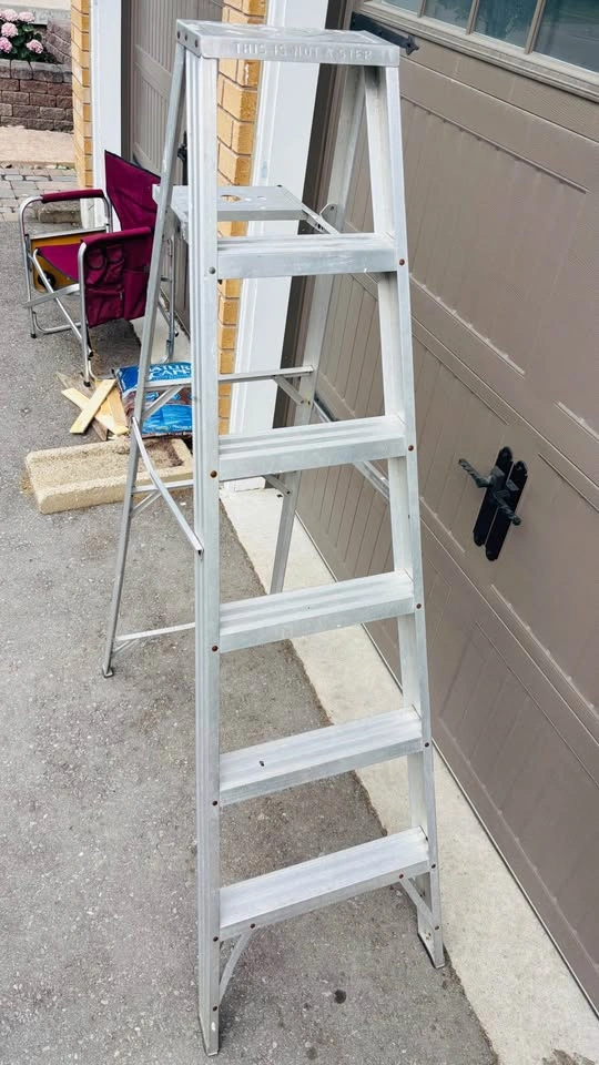 6ft aluminum step ladder - photo 3
