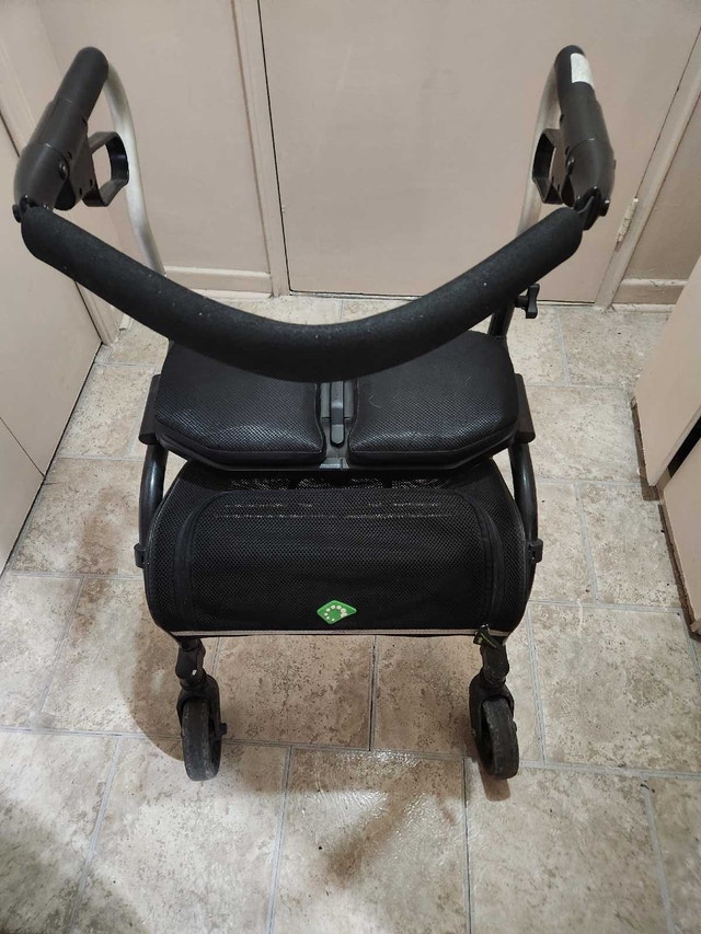 Used Trillium 6 Walker / Rollator