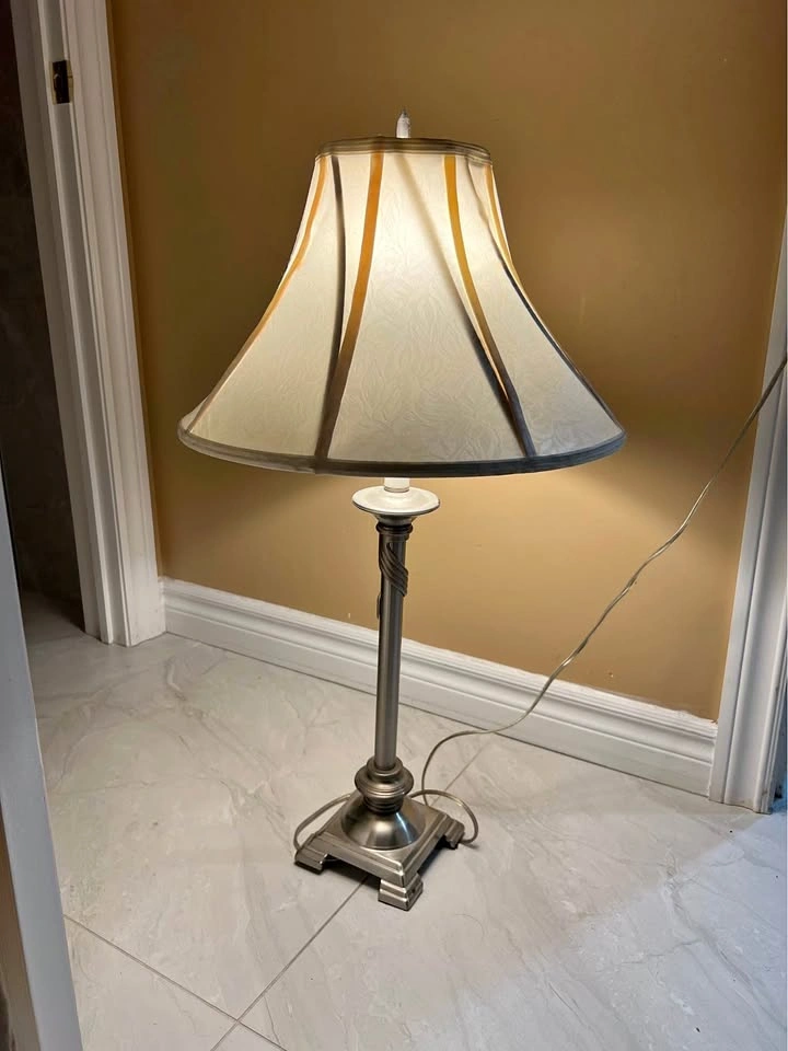 Elegant Silver Metal Bedside / Living Room Table Lamp