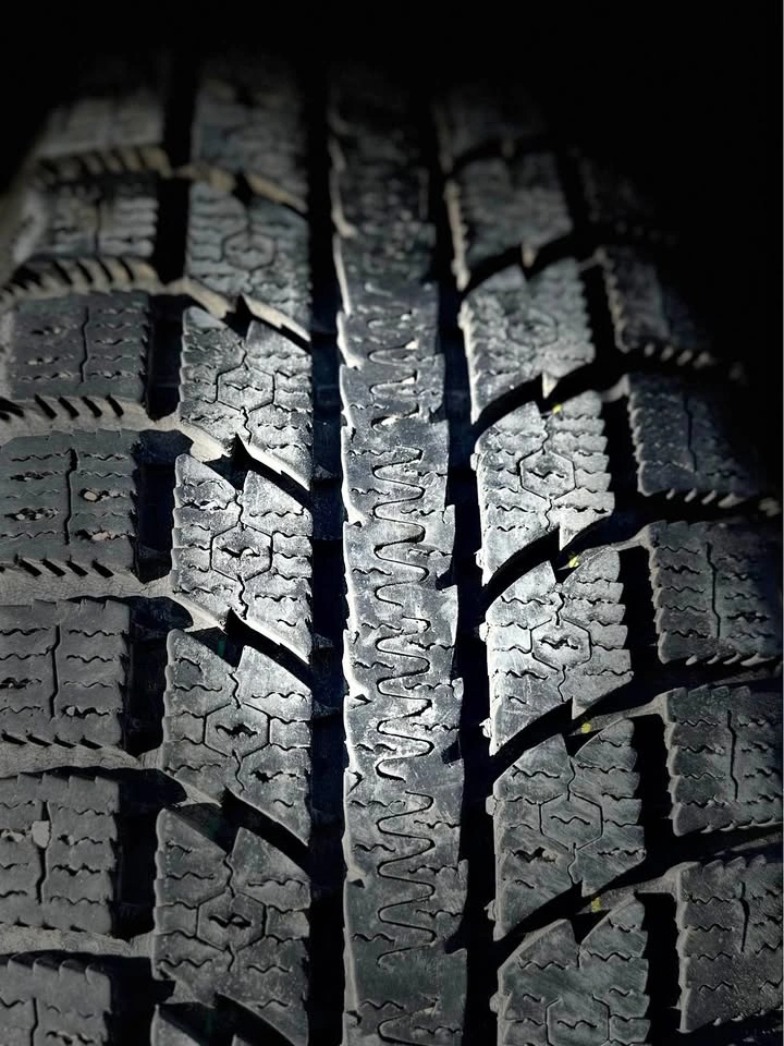 2x Toyo Observe GSi-5 Winter Tires – P215/65R17 (Tread: 6/32")