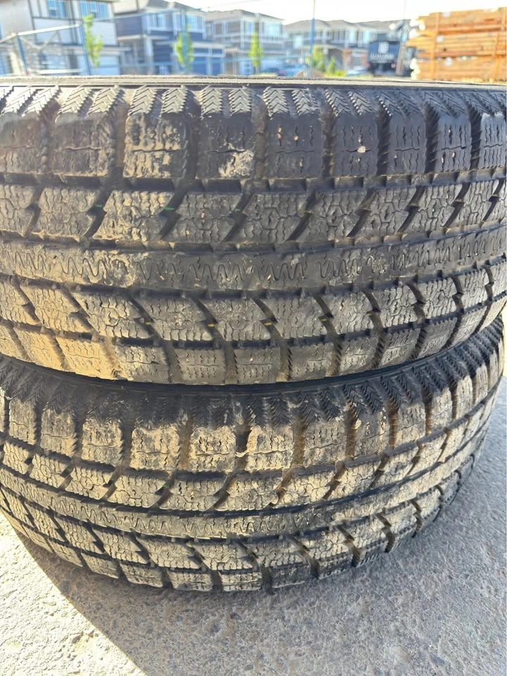 2x Toyo Observe GSi-5 Winter Tires – P215/65R17 (Tread: 6/32") - photo 2