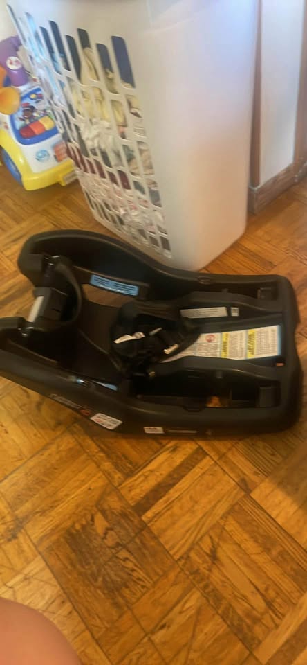 Graco Snugride Car seat +base - photo 2