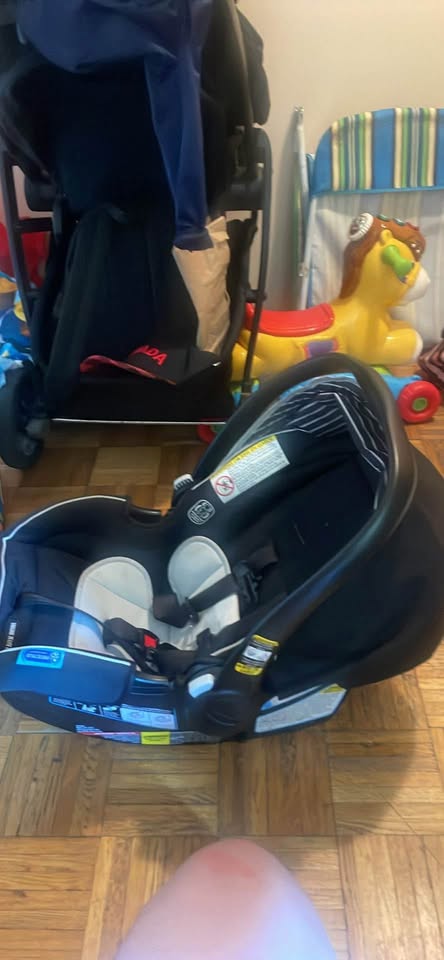 Graco Snugride Car seat +base - photo 4