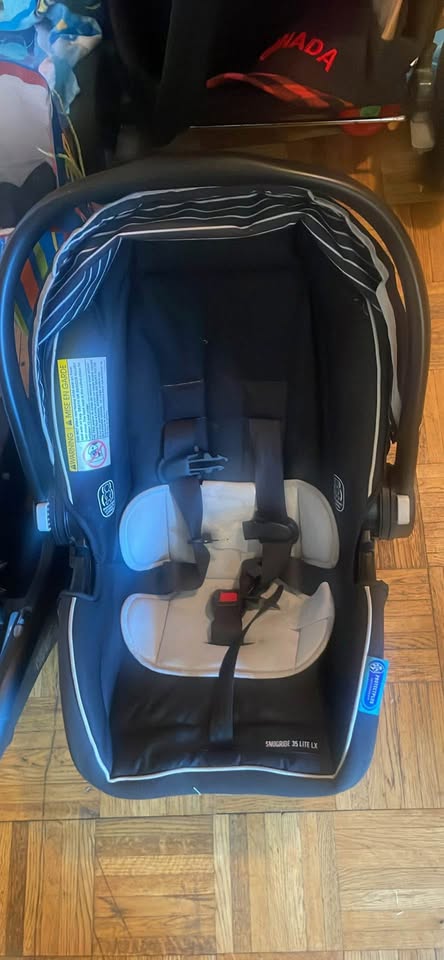 Graco Snugride Car seat +base - photo 5
