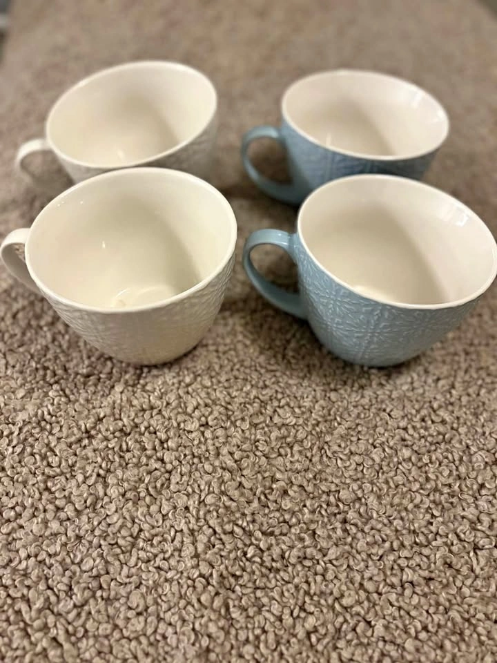Set of 4 Snowflake Pattern Mugs - 2 White, 2 Blue