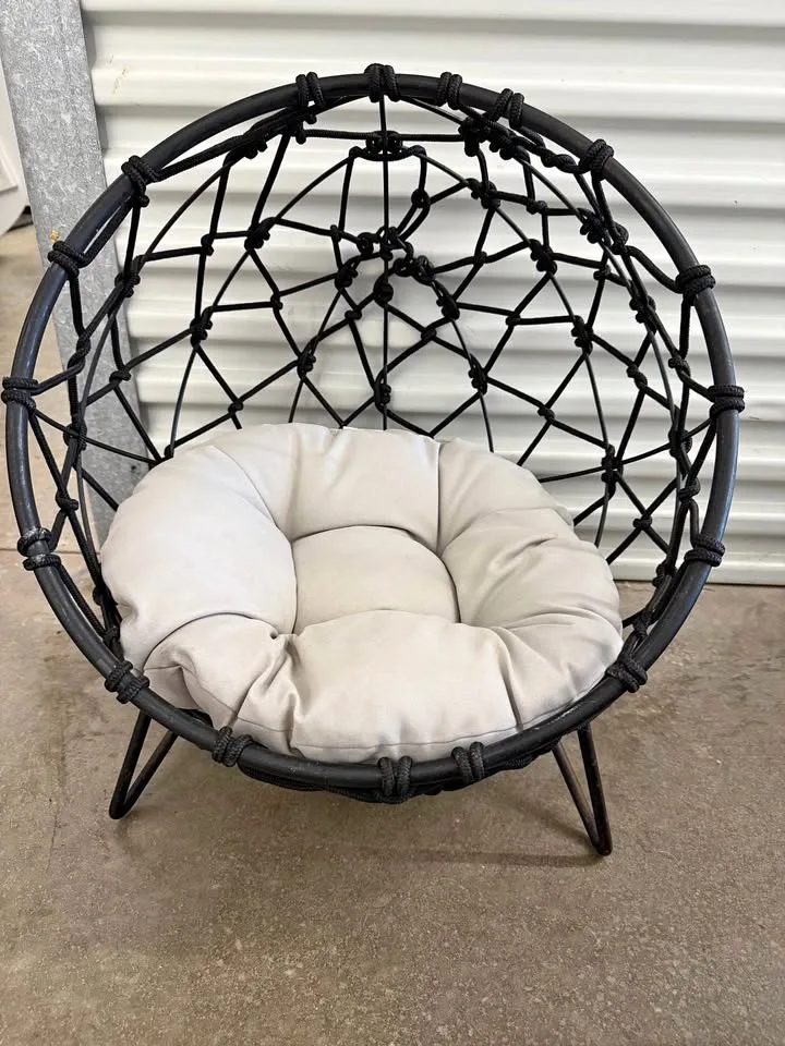 Papasan Style Dog Bed – Excellent Condition