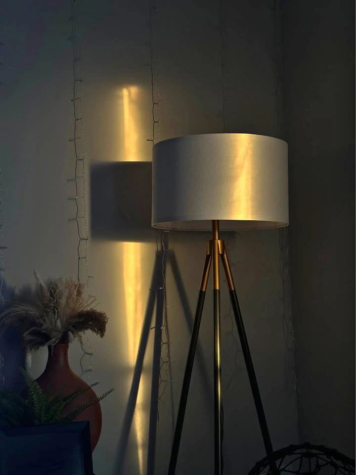 Tripod modern lamp