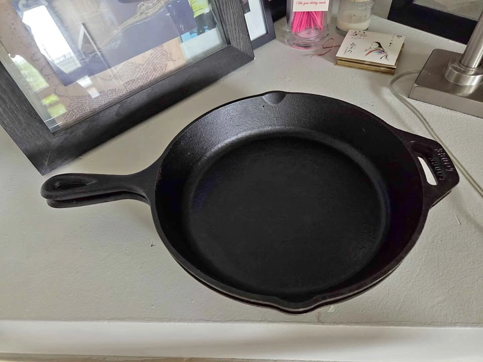 2 lodge cast iron pans