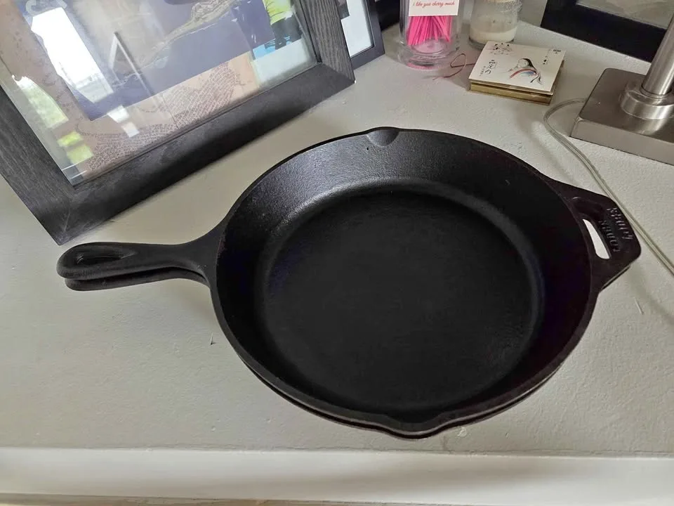 2 lodge cast iron pans