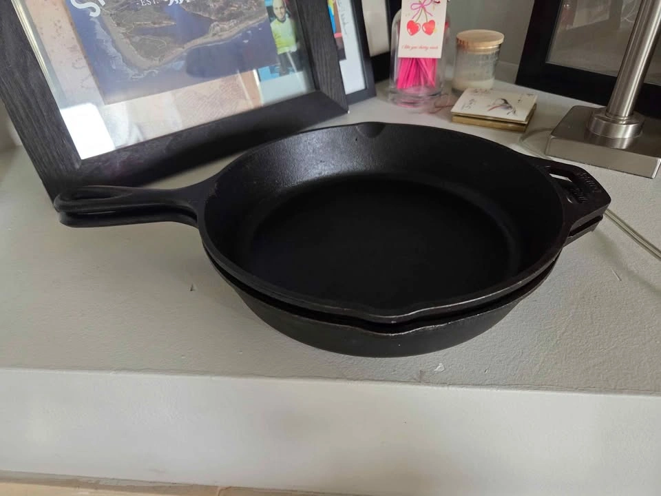 2 lodge cast iron pans - photo 2