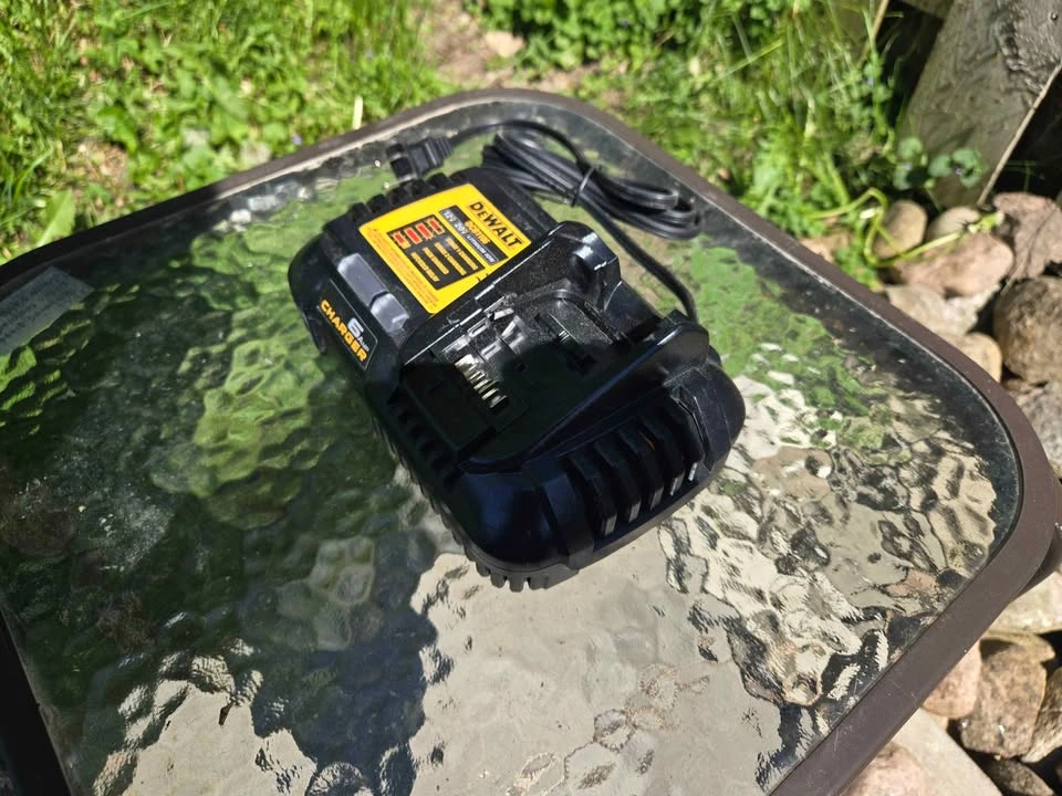 DeWalt Batter Charger 6 Amp - photo 2