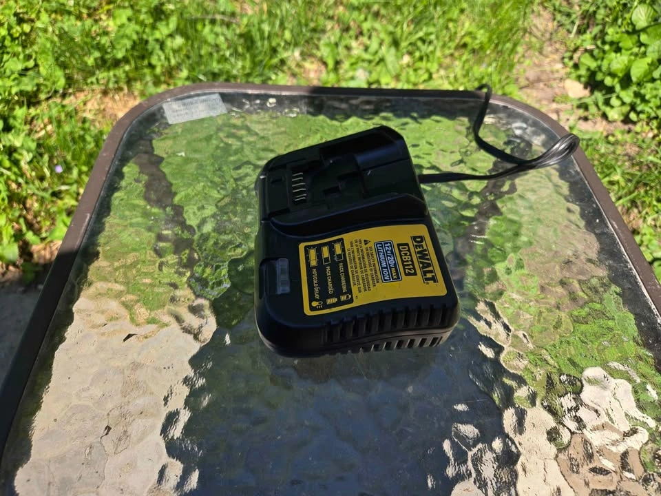 DeWalt Battery Charger 4 Amp - photo 2