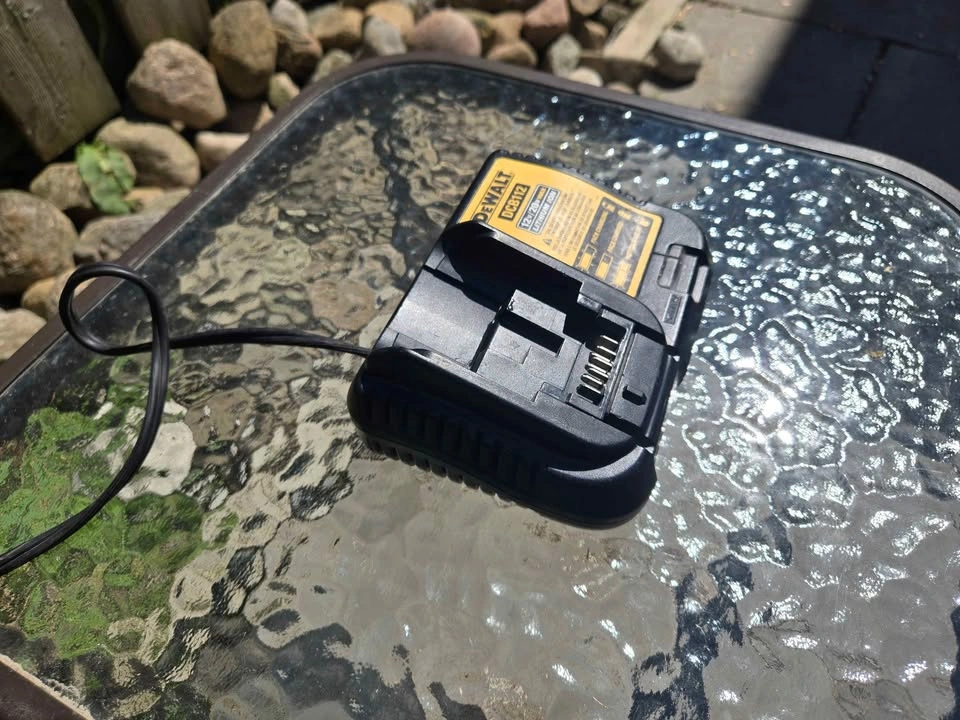 DeWalt Battery Charger 4 Amp - photo 3
