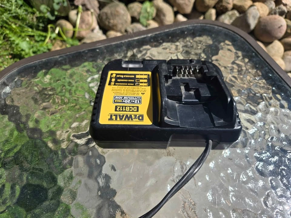 DeWalt Battery Charger 4 Amp - photo 4