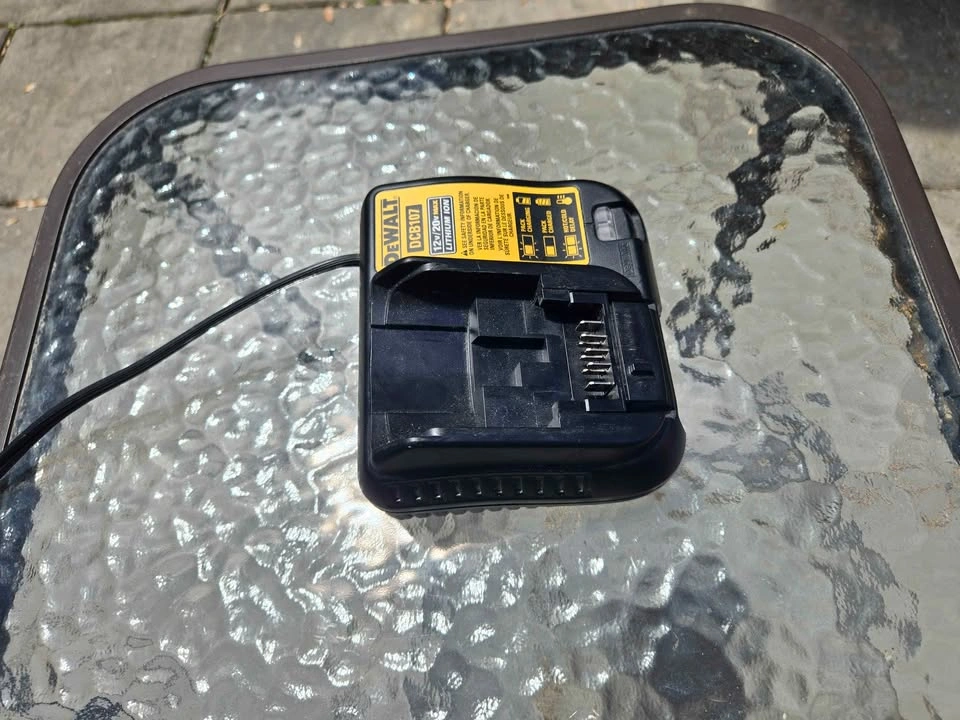DeWalt Battery Charger 1.25 Amp - photo 2
