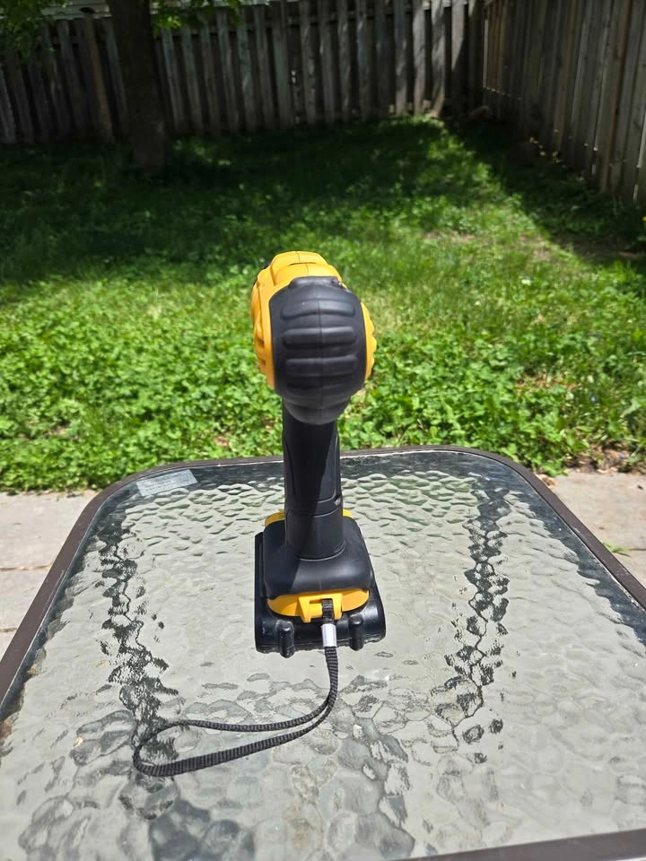 Like New DeWalt 20V MAX Drill and Battery - photo 3