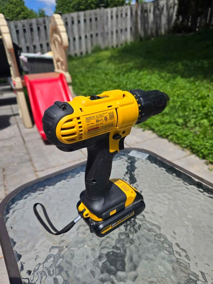 Like New DeWalt 20V MAX Drill and Battery - photo 4